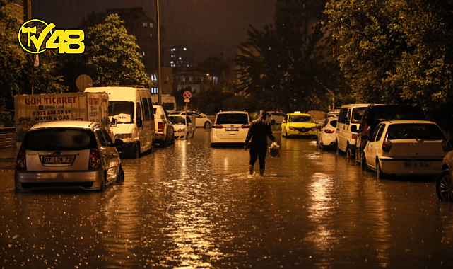 ANTALYA ŞİDDETLİ YAĞMURA TESLİM OLDU! ARAÇLAR YOLDA KALDI, EV VE İŞ YERLERİNİ SU BASTI