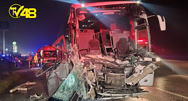 LİSE ÖĞRENCİLERİNİ TAŞIMAKTA OLAN OTOBÜS TIRLA ÇARPIŞTI: 33 KİŞİ YARALANDI