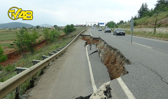 MENTEŞE&#039;DE SAĞANAK SONRASI YOL ÇÖKTÜ!