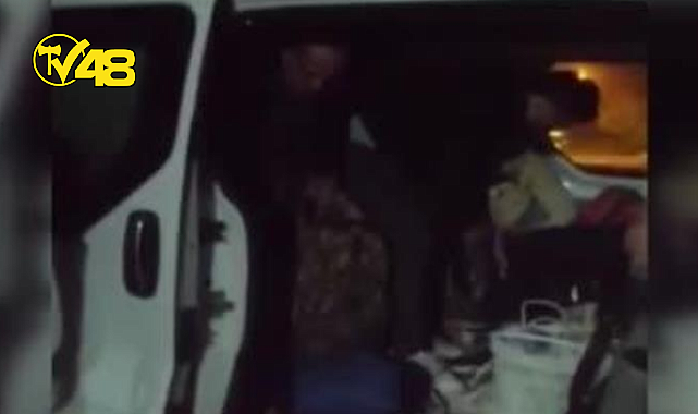 MUĞLA&#039;DA BALIK İSTİFİ KAÇMA PLANLARINI POLİS BOZDU: 8 KİŞİLİK ARAÇTAN 26 KİŞİ ÇKTI!
