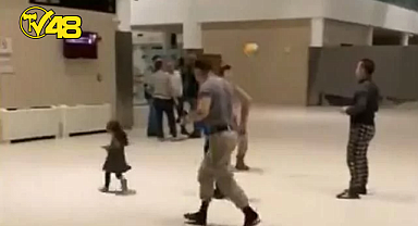 ÖZEL HAREKAT POLİSİNİN, DEPREMDEN ETKİLENEN KÜÇÜK KIZLA KOVALAMACA OYNAMASI KAMERALARA BÖYLE YANSIDI