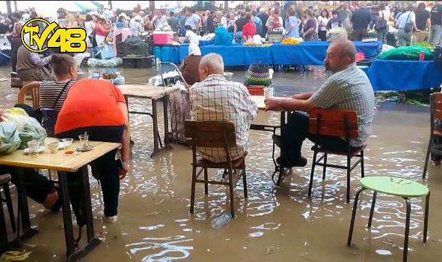 ANİDEN BASTIRAN SAĞANAK YAĞMUR MİLAS&#039;I GÖLE ÇEVİRDİ!