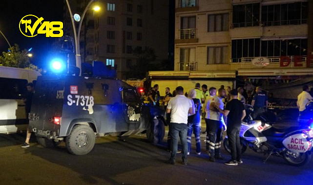 KONTROLDEN ÇIKAN 2 OTOMOBİL MARKETE DALDI: 1 ÖLÜ, 5 YARALI