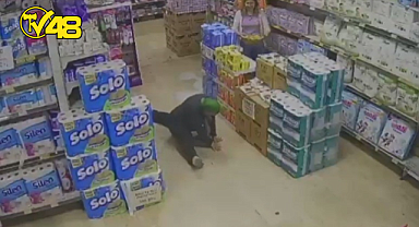 SEVDİĞİ ŞARKIYI DUYAN YAŞLI KADIN, MARKETİN ORTASINDA DANS ŞOVU YAPTI