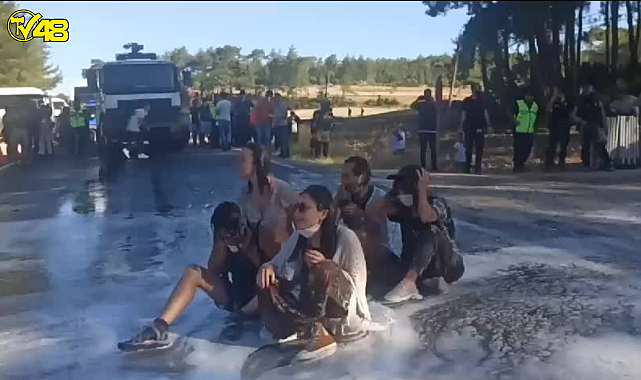 AKBELEN&#039;DE NÖBET ALANINA ALINMAYAN GÖSTERİCİLER MİLAS-ÖREN KARAYOLUNDA OTURMA EYLEMİ GERÇEKLEŞTİRDİ