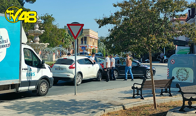 ATATÜRK BULVARINDA MADDİ HASARLI TRAFİK KAZASI