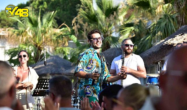 CEM BELEVİ, BODRUM MİYA BEACH&#039;TE KONSER VEREREK DİNLEYENLERİNE KEYİFLİ DAKİKALAR YAŞATTI