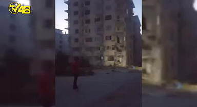 GÖRÜNTÜ MALATYA'DAN! DEPREMDE AĞIR YARALANAN BİNAYI TEK  TAŞLA YIKTI