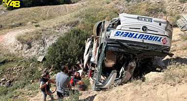 KARS'TA YOLCU OTOBÜSÜ ŞARAMPOLE DEVRİLDİ: 7 ÖLÜ 22 YARALI