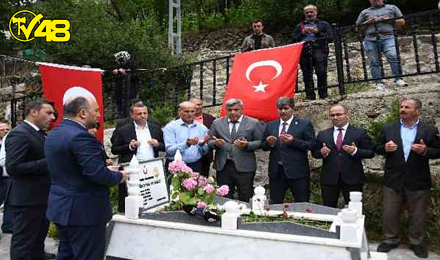 ŞEHİT ÖĞRETMEN NECMETTİN YILMAZ&#039;IN ŞEHADETİ 6.YILINDA KABRİ BAŞINDA ANILDI