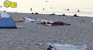 SICAKLARIN KAVURDUĞU BU GÜNLERDE VATANDAŞLAR SAHİLLERDE GECEYİ GÜNDÜZ ETTİ