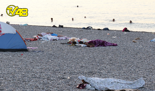 SICAKLARIN KAVURDUĞU BU GÜNLERDE VATANDAŞLAR SAHİLLERDE GECEYİ GÜNDÜZ ETTİ