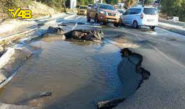 BODRUMDA YİNE İSALE HATTI PATLADI, ASFALT YARILDI SULAR BOŞA AKTI!