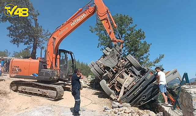 MENTEŞE&#039;DE HAFRİYAT YÜKLÜ KAMYON YAN YATTI: 1 YARALI