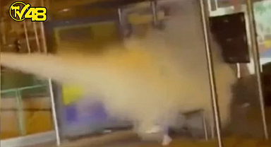 OTOBÜS DURAĞINDA BEKLEYEN KADINA YANGIN SÖNDÜRME TÜPÜ SIKIP HIZLA KAÇTILAR