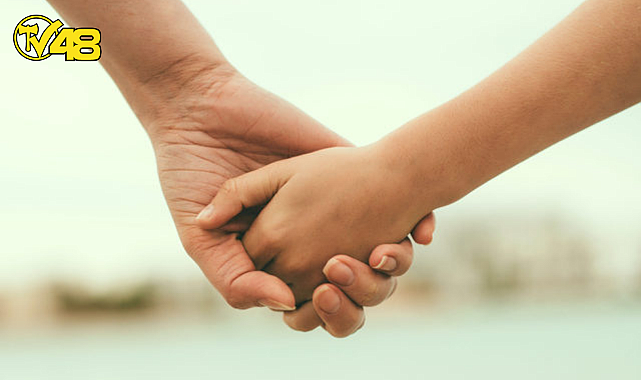 YILLARDIR KAYIP OLARAK BİLDİKLERİ KIZLARI KARŞI KOMŞUSUNDA ÇIKTI!