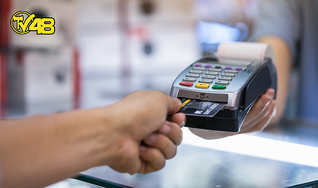 KREDİ KARTI FAİZLERİ YÜKSELDİ: EKONOMİK DALGALAR TÜKETİCİLERİ VURUYOR!