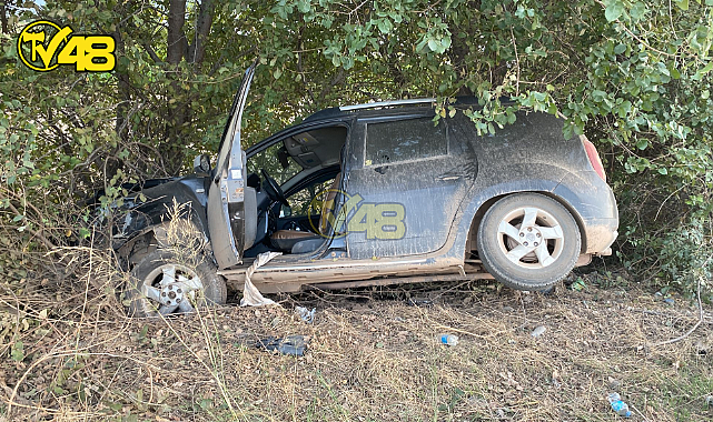 SÖKE-MİLAS KARAYOLU&#039;NDA ARAÇ ŞARAMPOLE YUVARLANDI