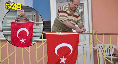 FENOMEN 'BAYRAK ASAN DAYI' BU KEZ CUMHURİYET'İN 100. YILI İÇİN BALKONDA