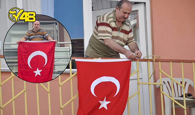 FENOMEN &#039;BAYRAK ASAN DAYI&#039; BU KEZ CUMHURİYET&#039;İN 100. YILI İÇİN BALKONDA