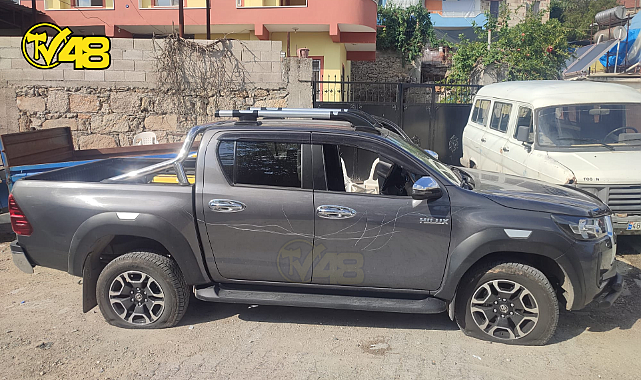 MİLAS&#039;TA PARK HALİNDEKİ ARACA ÇİRKİN SALDIRI: ARACIN HER YERİ ÇİZİLDİ VE LASTİKLERİ KESİLDİ