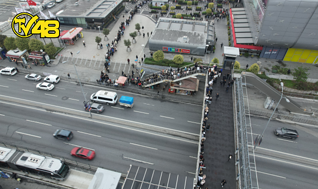 AVM ÖNÜNDE &quot;EFSANE KASIM&quot; İNDİRİMİ İÇİN METRELERCE KUYRUK OLUŞTU