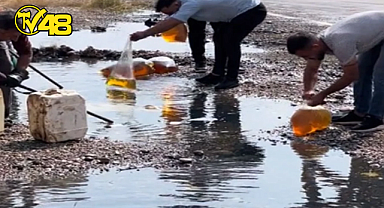 ŞAŞIRTAN GÖRÜNTÜ: TIR KAZASI SONRASI YOLA DÖKÜLEN AKARYAKITI BİDONLARA DOLDURUP GİTTİLER