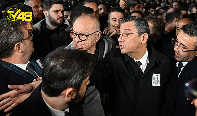 CHP GENEL BAŞKANI ÖZEL&#039;E ŞEHİT CENAZESİNDE TEPKİ! &quot;ÖZGÜR DIŞARI&quot; SLOGANLARI ATILDI