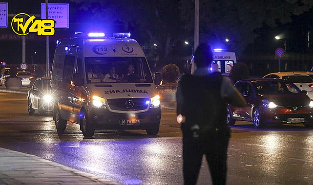 3 POLİSİN BULUNDUĞU POLİS ARACI TIRA ÇARPTI