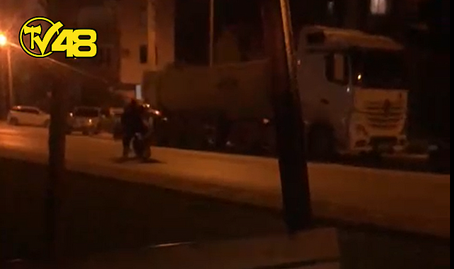 MİLAS’IN CUMHURİYET MAHALLESİNDE BİR MOTORSİKLETİNİN AKROBATİK HAREKETLER EŞLİĞİNDE MOTORUNU KULLANMASI PES DEDİRTTİ.