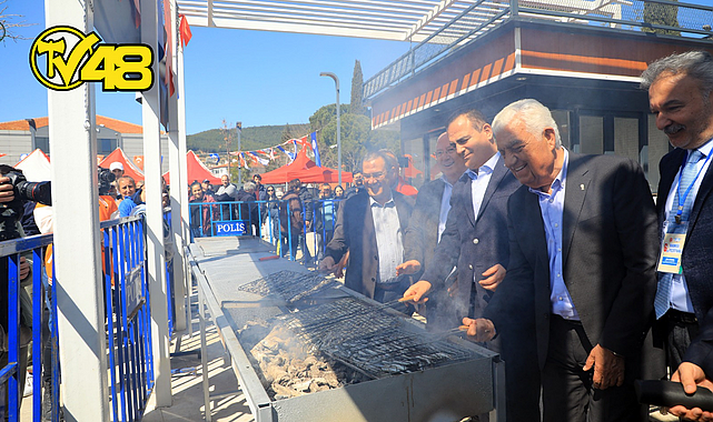 BİNLERCE VATANDAŞ HAMSİ FESTİVALİ İÇİN KENT MEYDANINDA BİR ARAYA GELDİ