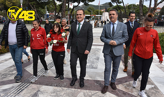 DÜNYA İKİNCİSİ VE ÜÇÜNCÜSÜ OLAN MİLLİ YÜZÜCÜ ELİF ORAL TÖRENLE KARŞILANDI