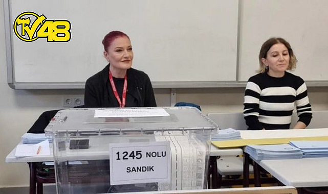 SANATÇI CANDAN ERÇETİN SANDIK GÖREVLİSİ OLDU