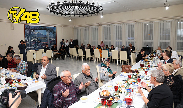 VALİ DR. İDRİS AKBIYIK VE EŞİ SEVİM AKBIYIK HUZUREVİNDE KALAN BÜYÜKLERLE İFTAR SOFRASINDA BULUŞTU