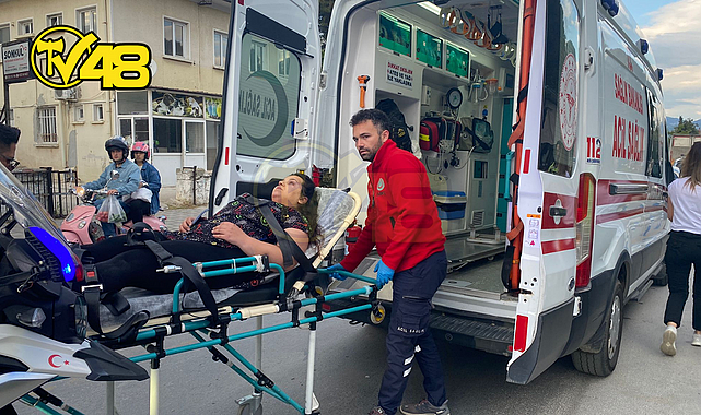 ÜÇGEN PARK&#039;TA KÜTÜPHANE ÖNÜNDE ARAÇ VE MOTOSİKLET KAZA YAPTI