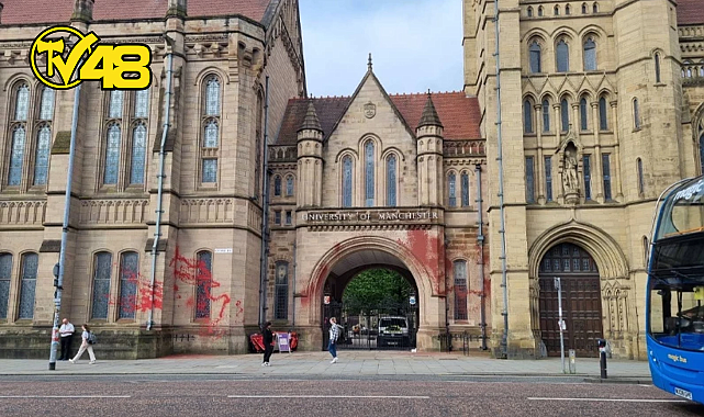 İSRAİL İLE OLAN İŞBİRLİKLERİ PROTESTO EDİLDİ! MANCHESTER ÜNİVERSİTESİ&#039;NİN 137 YILLIK MÜZESİ KAN KIRMIZISIYLA BOYANDI