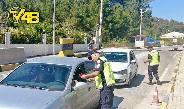 TRAFİK EKİPLERİNDEN BAYRAMDA ANLAMLI ÇİÇEK DAĞITIMI