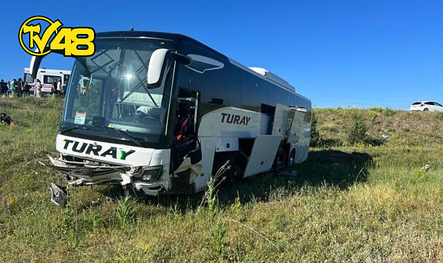 YOLCU OTOBÜSÜ ŞARAMPOLE YUVARLANDI