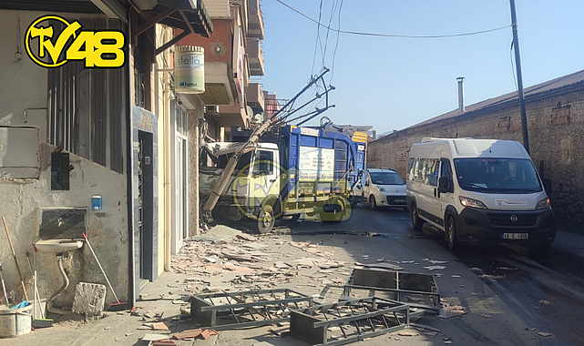 MİLAS&#039;TA ÇÖP KAMYONU ELEKTRİK DİREĞİNE ÇARPTI