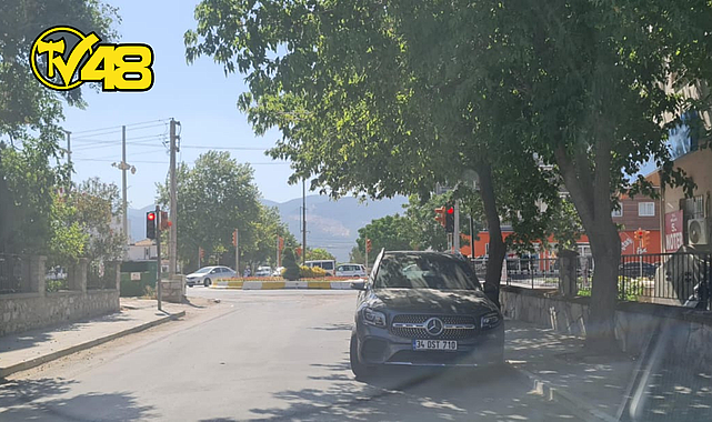 TERS ŞERİTE PARK EDİLEN ARAÇ TRAFİK AKIŞINI ENGELLİYOR