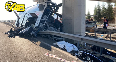 FECİ KAZA! OTOBÜS ÜST GEÇİDE ÇARPTI: 9 ÖLÜ, 26 YARALI