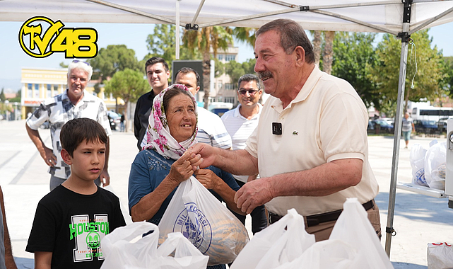 MİLAS BELEDİYESİ 10 TON KAVUNU HALKLA BULUŞTURDU