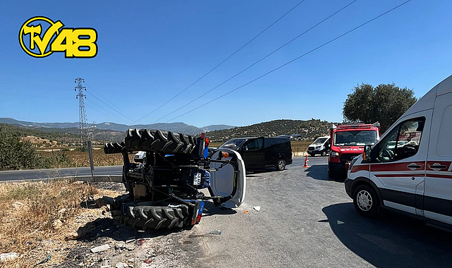 MİLAS-SÖKE YOLU&#039;NDA KAZA: TRAKTÖR DEVRİLDİ, SÜRÜCÜ HASTANEYE KALDIRILDI