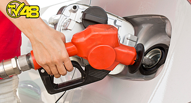 BENZİNE GECE YARISI 1 LİRA 83 KURUŞLUK İNDİRİM! TABELADAKİ RAKAM ARAÇ SAHİPLERİNİ KEYİFLENDİRECEK