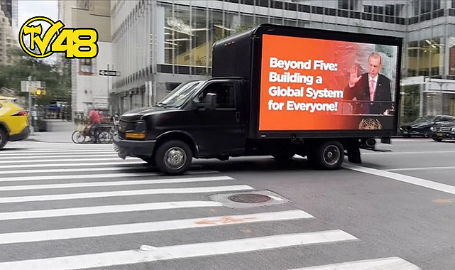 CUMHURBAŞKANI ERDOĞAN&#039;IN &#039;DÜNYA BEŞTEN BÜYÜKTÜR&#039; SÖZÜ NEW YORK SOKAKLARINDA