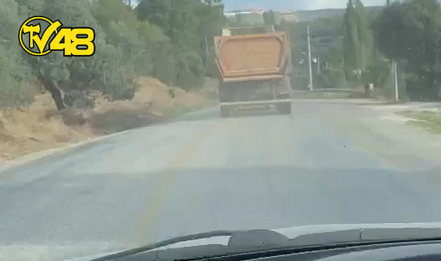 YATAĞAN&#039;A BAĞLI BENCİK MAHALLESİ&#039;NDE TIRLAR TRAFİKTE TEHLİKE SAÇIYOR