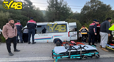 BELEDİYE MİNİBÜSÜ KAZA YAPTI: 8 YARALI