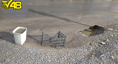 MİLAS-BODRUM KARAYOLUNDA ÇUKUR TEHLİKESİ: ÇÖP KOVASI VE SEBZE KASASIYLA ÖNLEM ALINIYOR