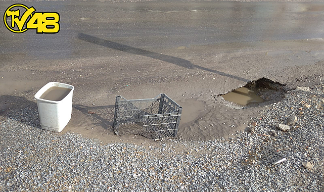 MİLAS-BODRUM KARAYOLUNDA ÇUKUR TEHLİKESİ: ÇÖP KOVASI VE SEBZE KASASIYLA ÖNLEM ALINIYOR