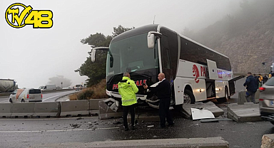 MUĞLA'NIN ULA İLÇESİNDE YOLCU OTOBÜSÜ BARİYERLERE ÇARPTI, 5 YARALI